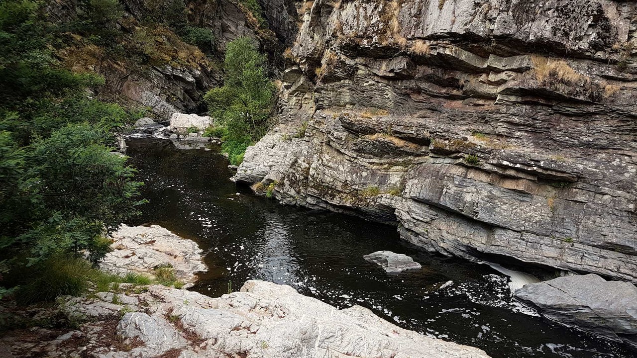 O rio que tropeça na rocha mas persiste rumo ao m
