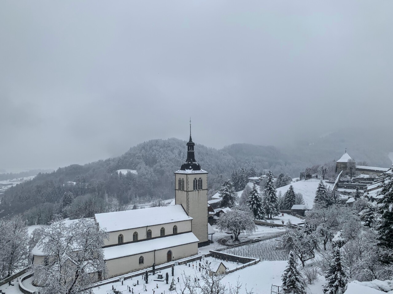 Vista do Castelo de Gruyères.jpg