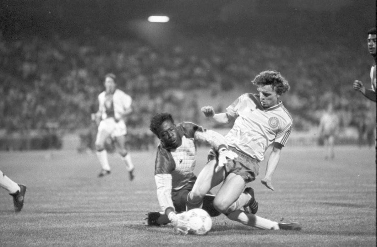 Menzo foi uma barreira intransponível na baliza do Ajax