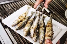 com tinto e sardinha assada.jpg