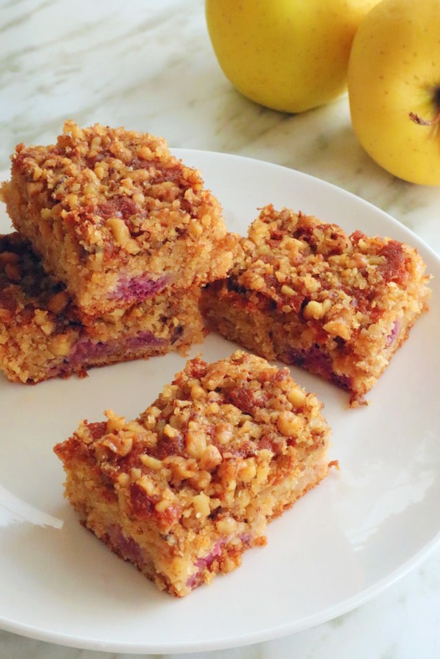 quadrados de maçã, framboesa e nozes