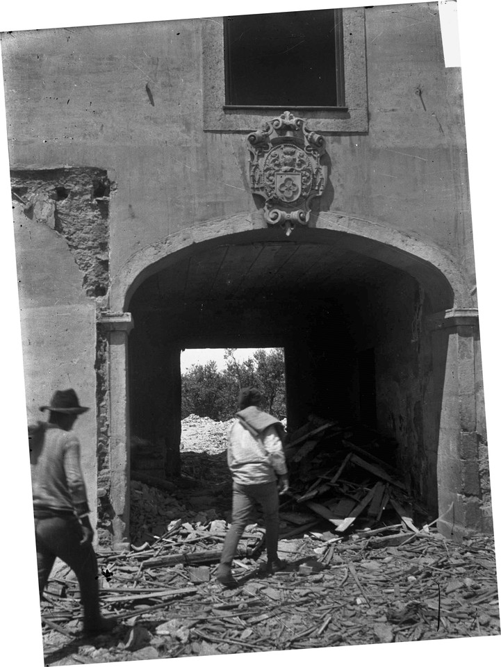 Demolição do Palácio dos Condes de Soure no Monte Agudo, Lisboa (J.A.L.Bárcia, c. 1916)