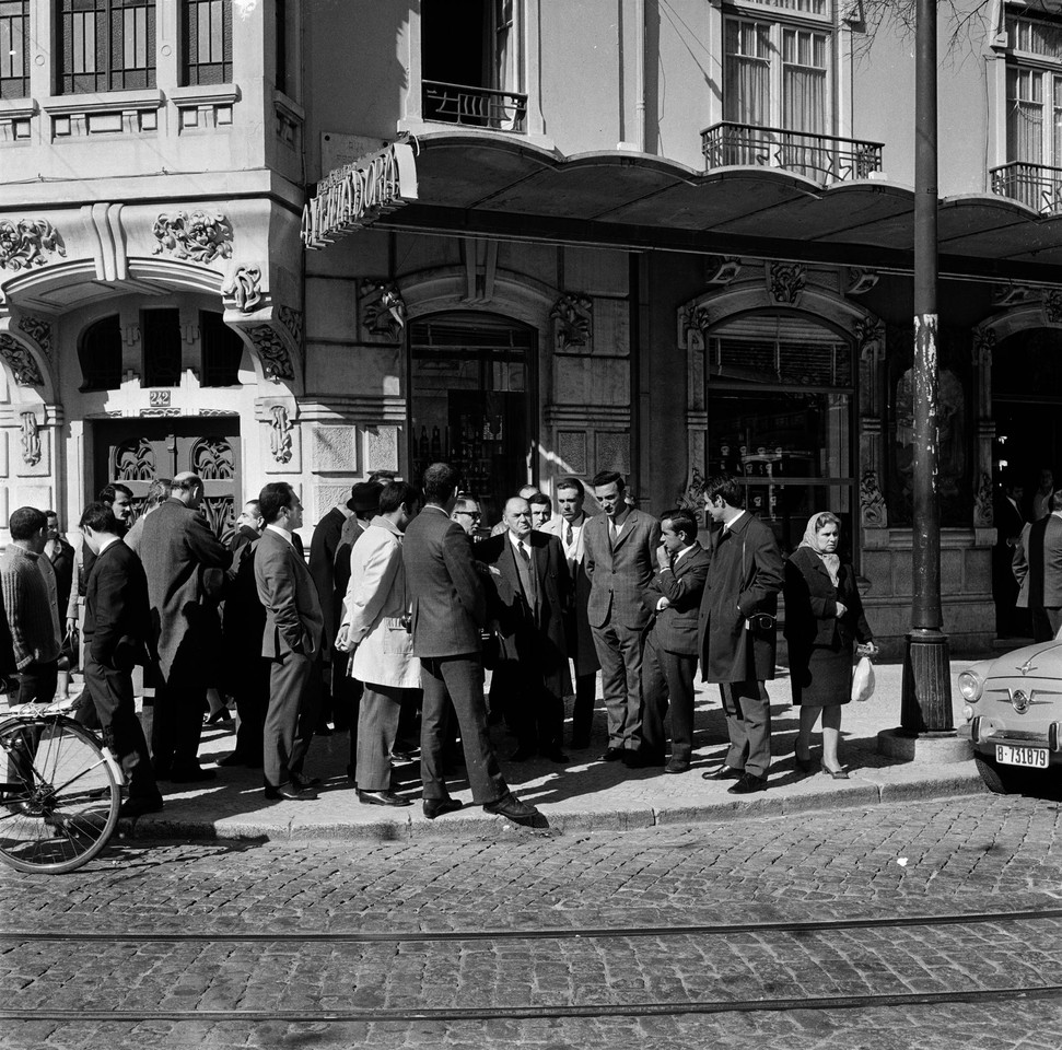 Visita do Presidente da Câmara Municipal de Lisboa, França Borges, aos semáforos de sinalização eléctrica, Campo de Ourique (A. Serôdio, 1970?)