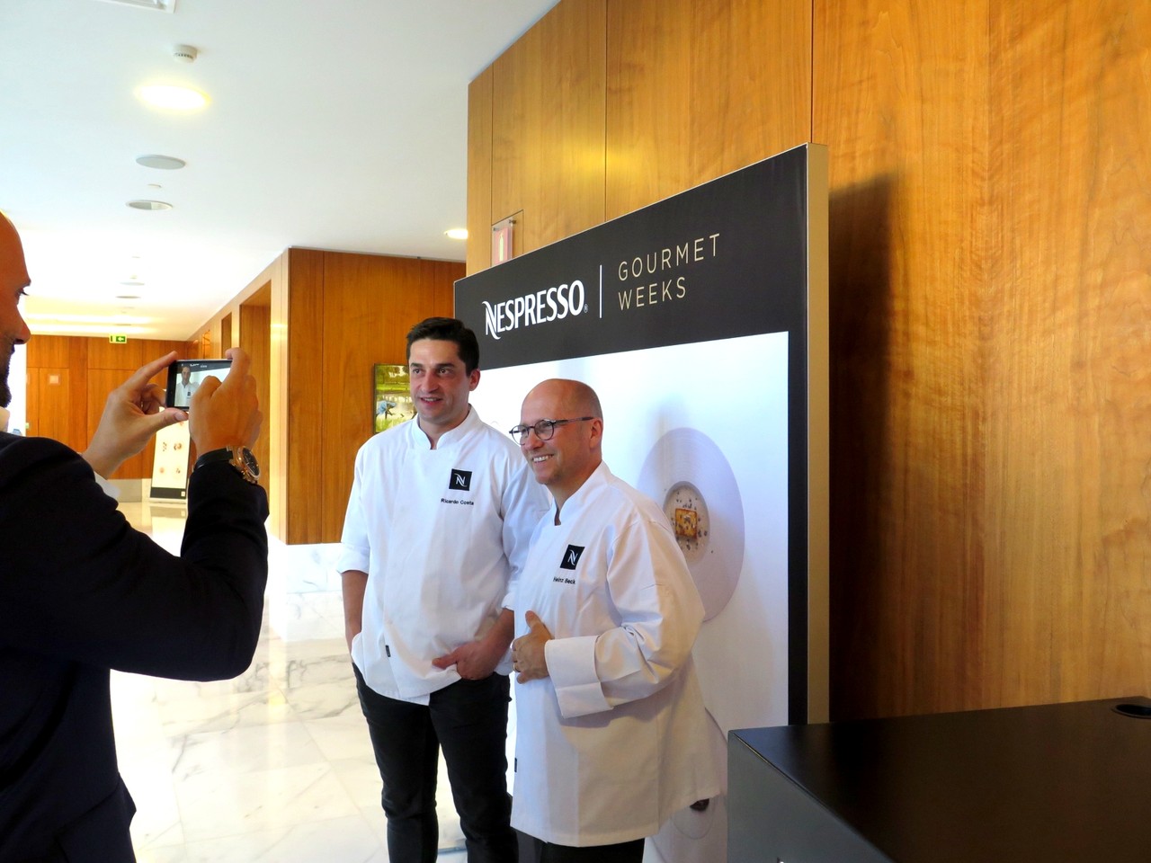 Ricardo Afonso, Marketing Manager do Conrad Algarve, gravando um vídeo com Heinz Beck e Ricardo Costa
