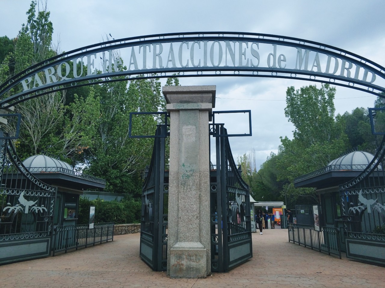 Entrada do Parque de Atracciones de Madrid.jpg