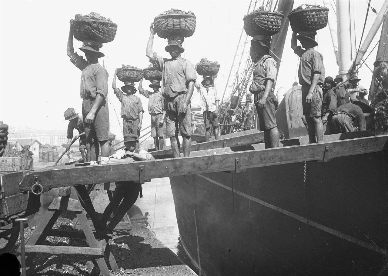 Descarga de carvão no Cais do Sodré.jpg