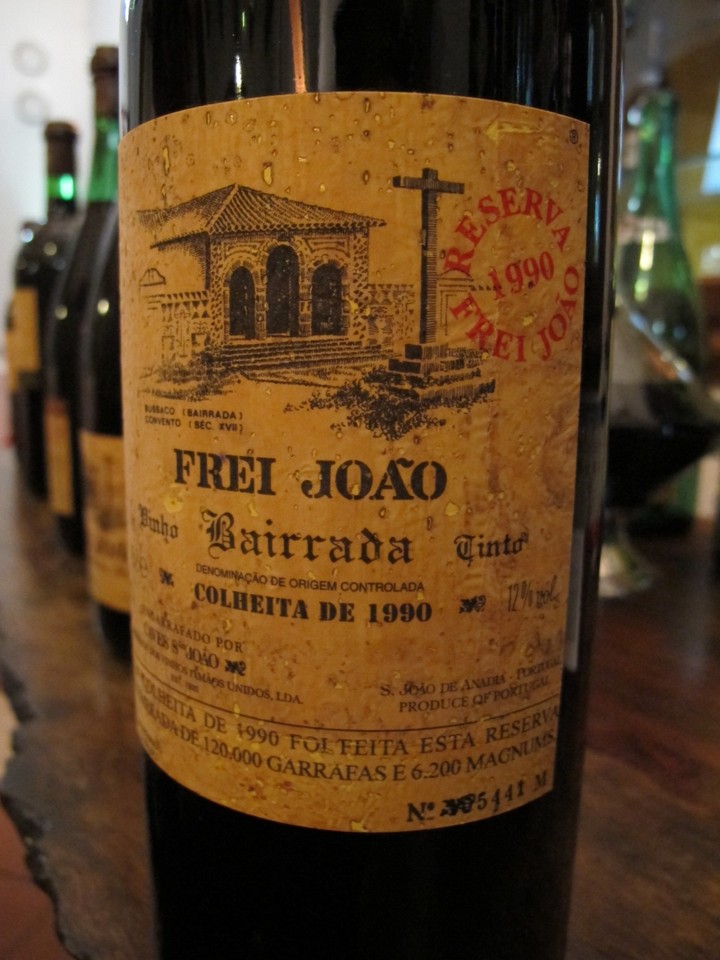 VINOS RAROS - Frei João Reserva 1985. Uno de los grandes vinos de los 80's  de Bairrada. 30€ en www.vinosraros.es Caves São João #bairrada #freijoao  #reserva #garrafeira #vinotinto #vinosraros #finewine #vino #vinos #