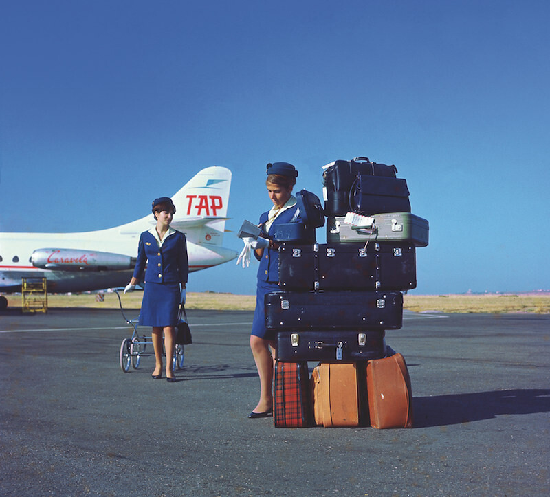 Assistentes da T.A.P. … com carrinho de bebé e Margarida Rouillé a par das malas, Portela de Sacavém (Dante Vacchi, 1968)