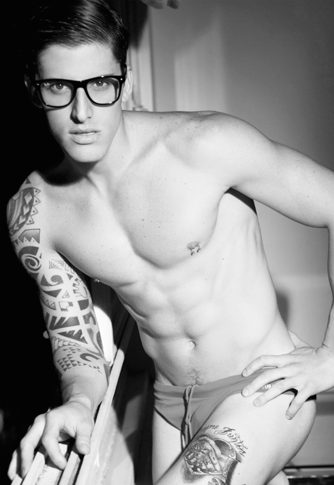 De Oculos e Tatuado2.jpg