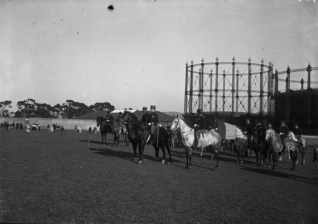 Dom Manuel II assistindo aos exercícios de cavala