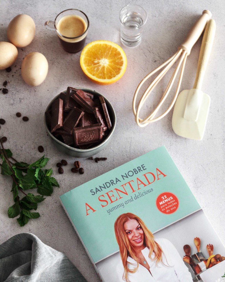 Mousse de chocolate em taças de laranja
