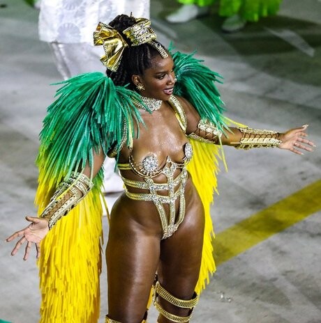 Iza (Carnaval Rio 2022).jpg