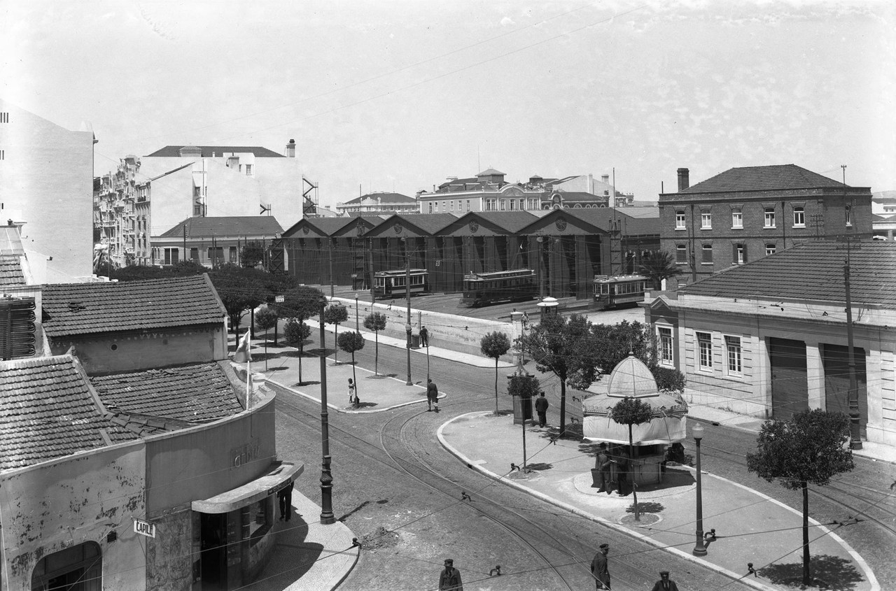 Avenida Duque de Ávila com a estação da Carris Avenida Duque de Ávila com a estação da Carris
