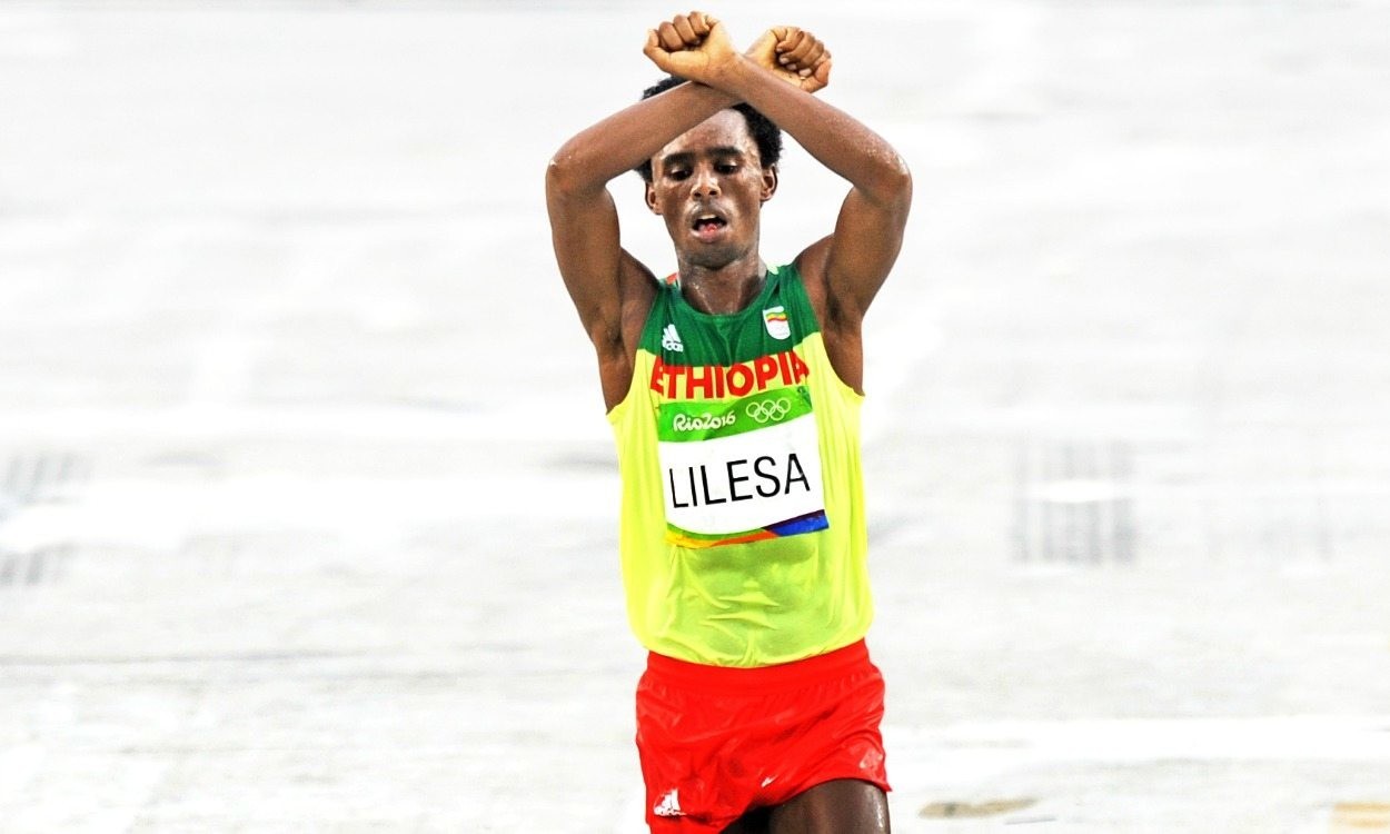 Feyisa Lilesa ganhou atenções mesmo sem o ouro