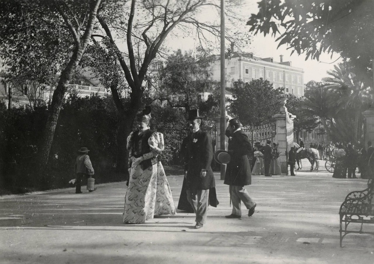 A rainha Dona Amélia no Jardim da Estrela, espól
