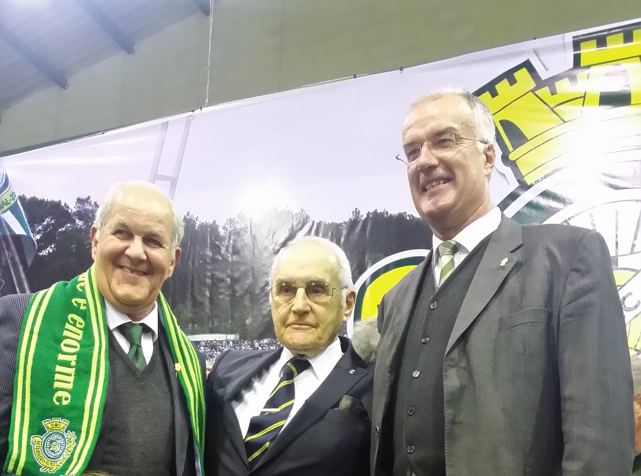 Emblema de ouro.jpg Emblema de ouro.jpg