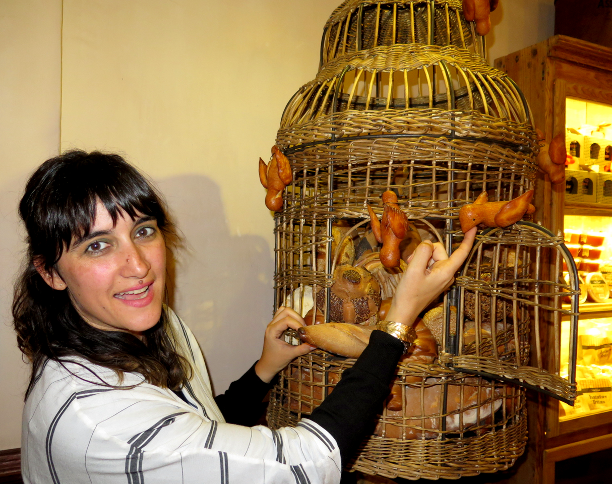 Joana Astolfi e os pássaros que entram na gaiola para comer pão