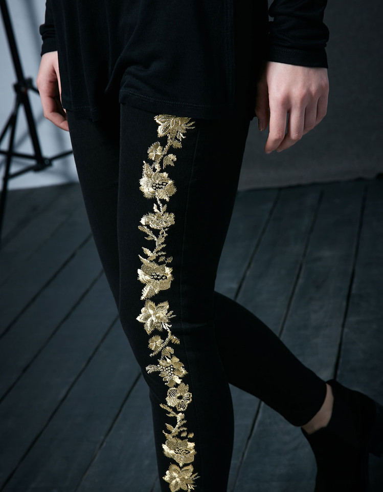 Calças algodão elástico com bordado flores dour