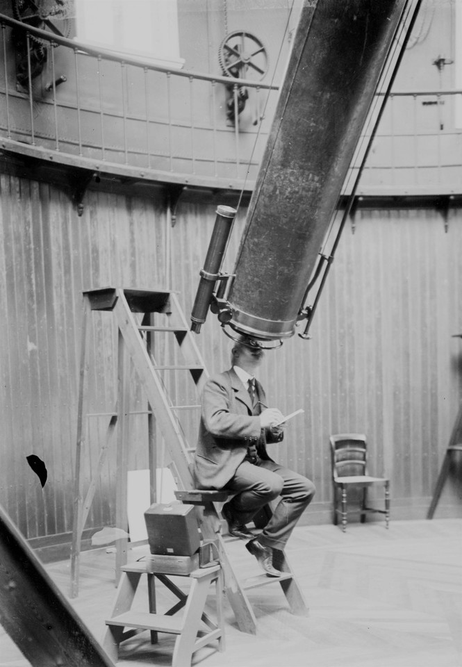 Frederico Oom observando o eclipse do sol, no Obse Frederico Oom observando o eclipse do sol, no Obse