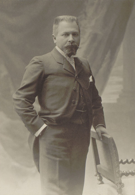 Bernardino Camilo Cincinato da Costa durante a Exposição Universal de Paris, 1900. Bernardino Camilo Cincinato da Costa durante a Exposição Universal de Paris, 1900.