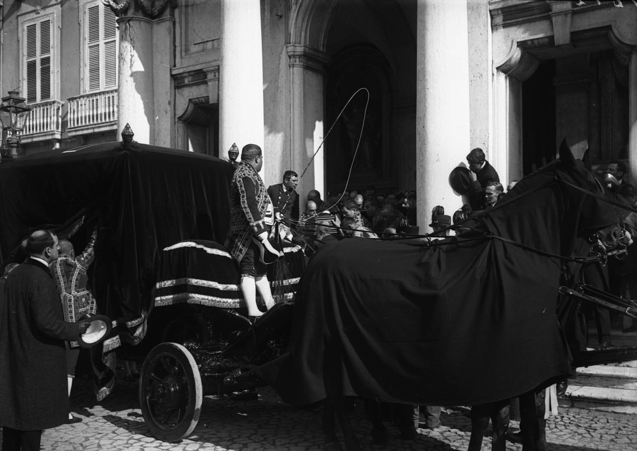 Transporte da urna de Dom Carlos para o coche fune