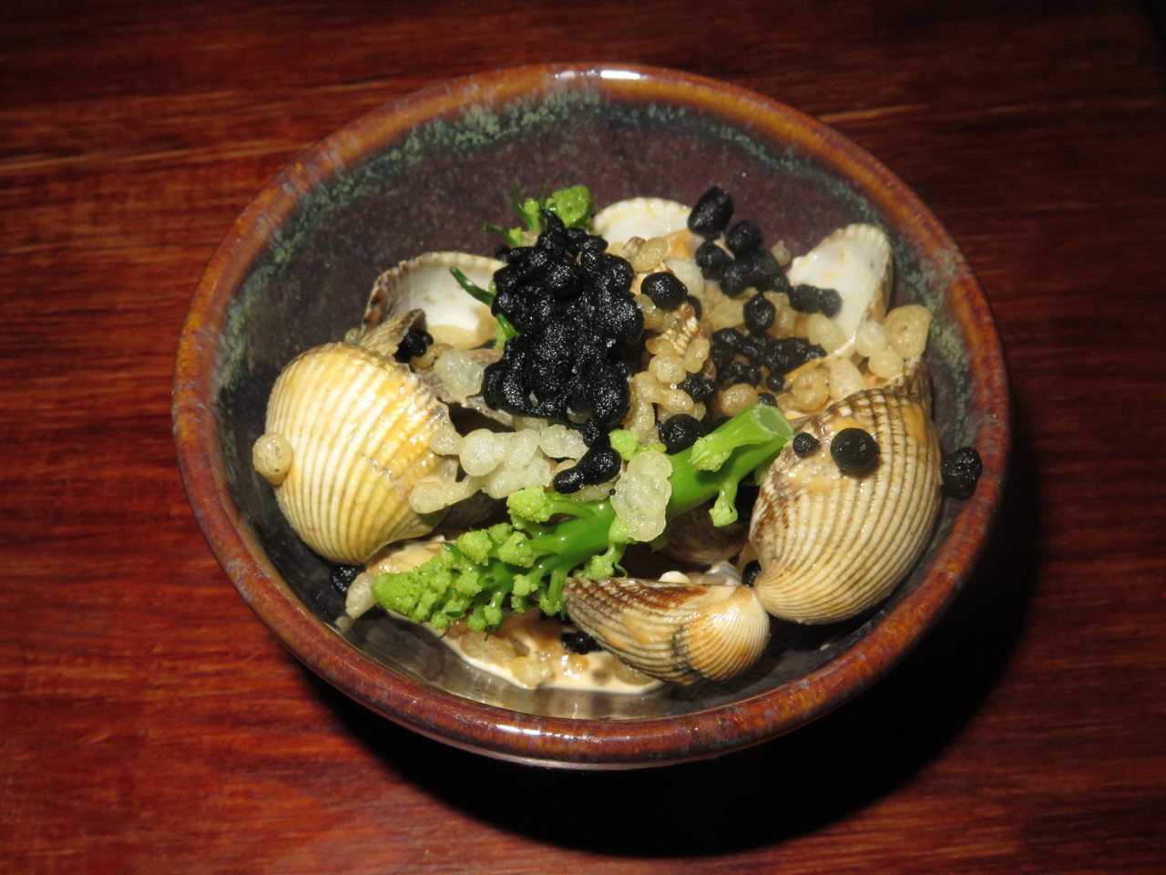 Berbigão de Aveiro, broccolini, tempura de tinta de (pata) choco – Hugo Brito