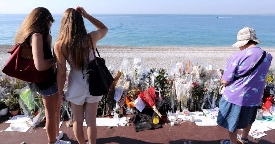 19jul2016--mulheres-param-ao-lado-de-um-novo-memor