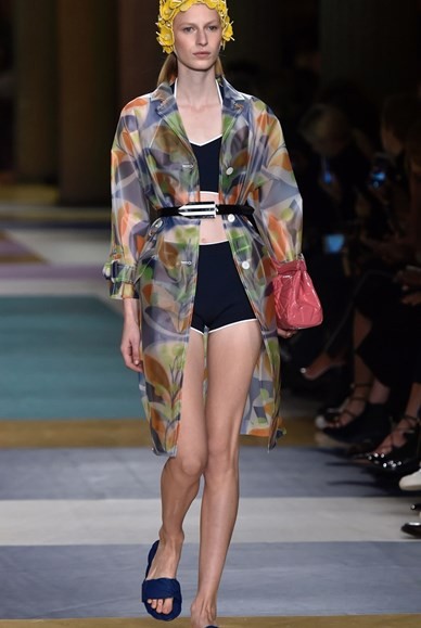 miu-miu-desfile-primavera-verao-2017 (5).jpg