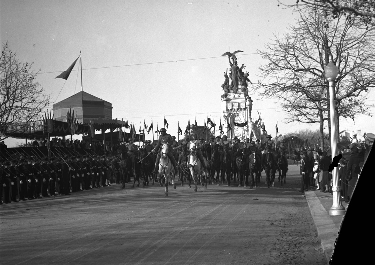 Parada Militar no dia da inauguração do monument