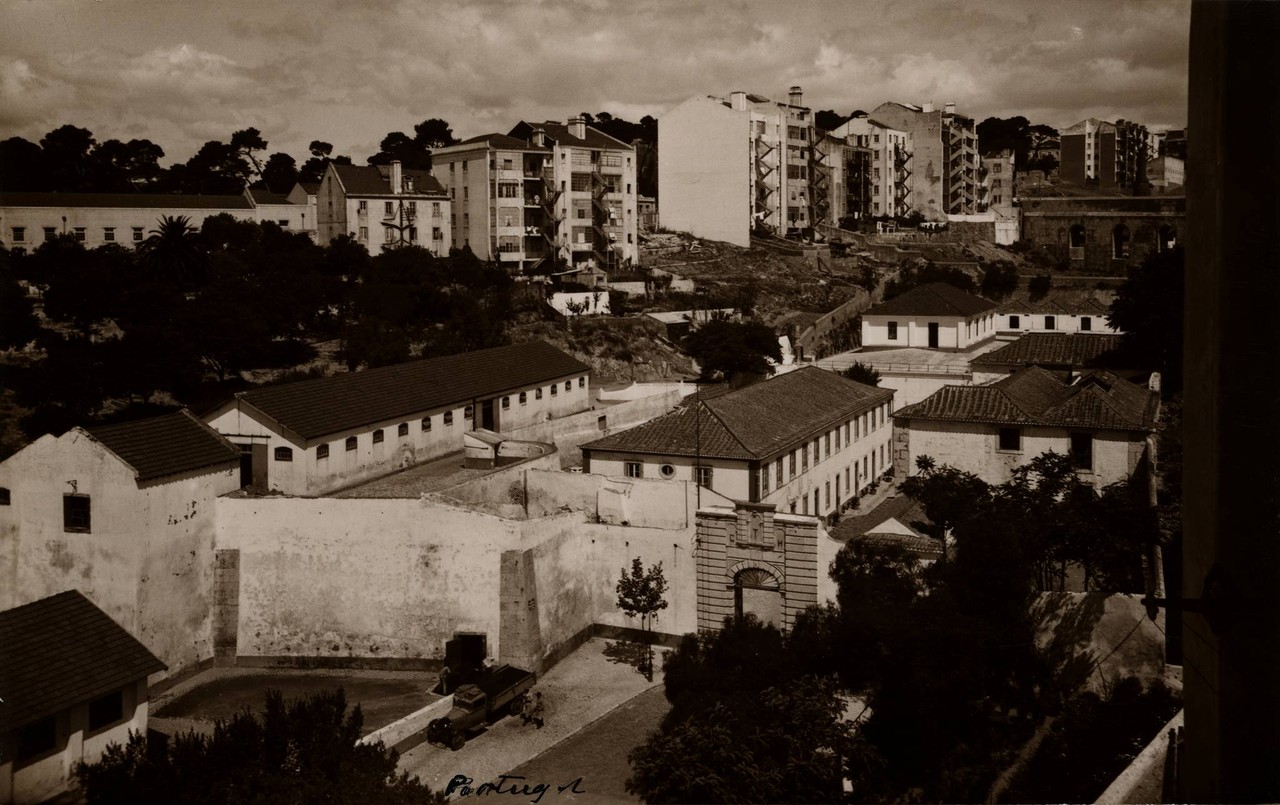 Panorâmica sobre o Quartel da Cova da Moura, c. 1 Panorâmica sobre o Quartel da Cova da Moura, c. 1