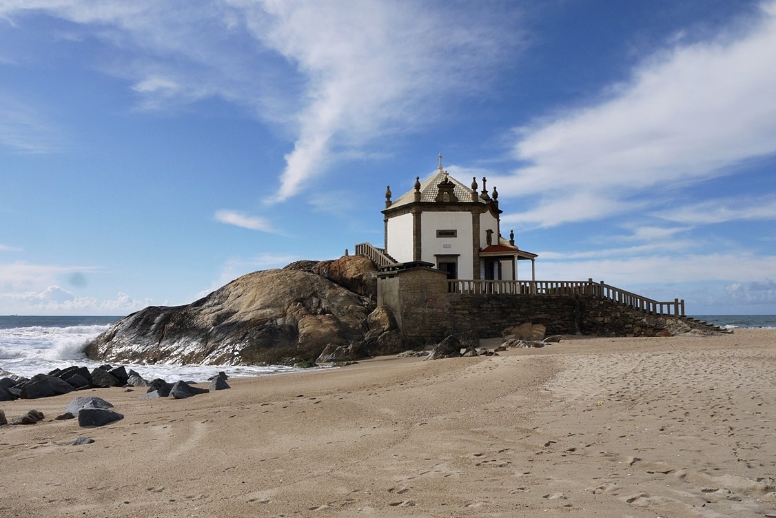 Capela Sr. da Pedra.JPG Capela Sr. da Pedra.JPG