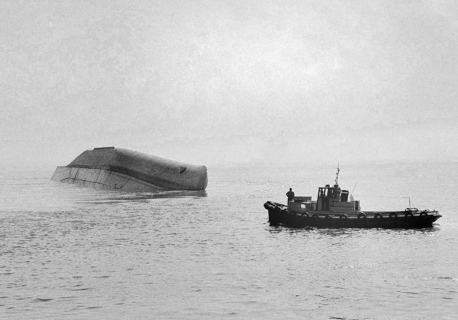 Pormenor de uma fragata em redor dos destroços do