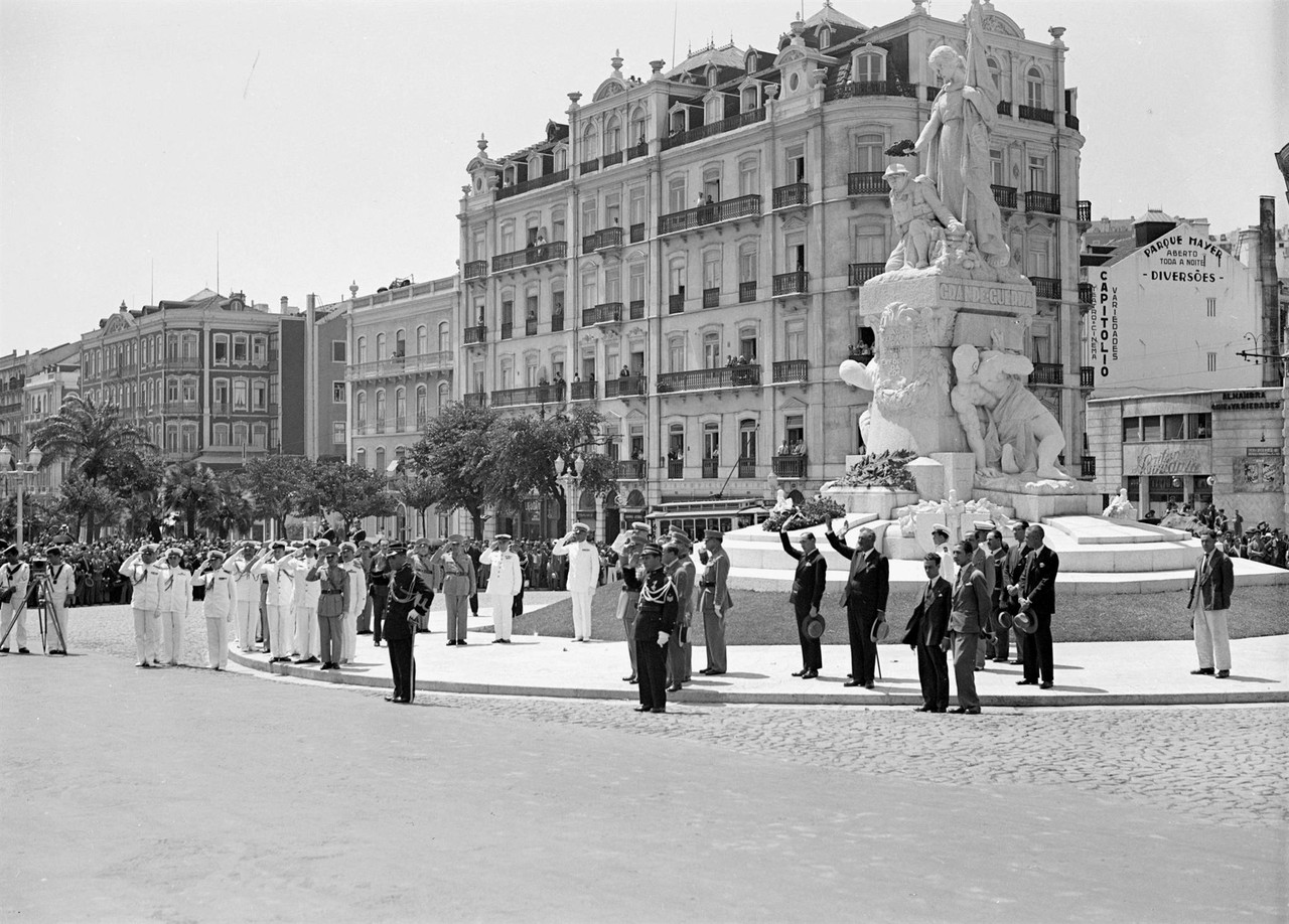 Homenagem da Marinha de guerra inglesa junto ao mo Homenagem da Marinha de guerra inglesa junto ao mo