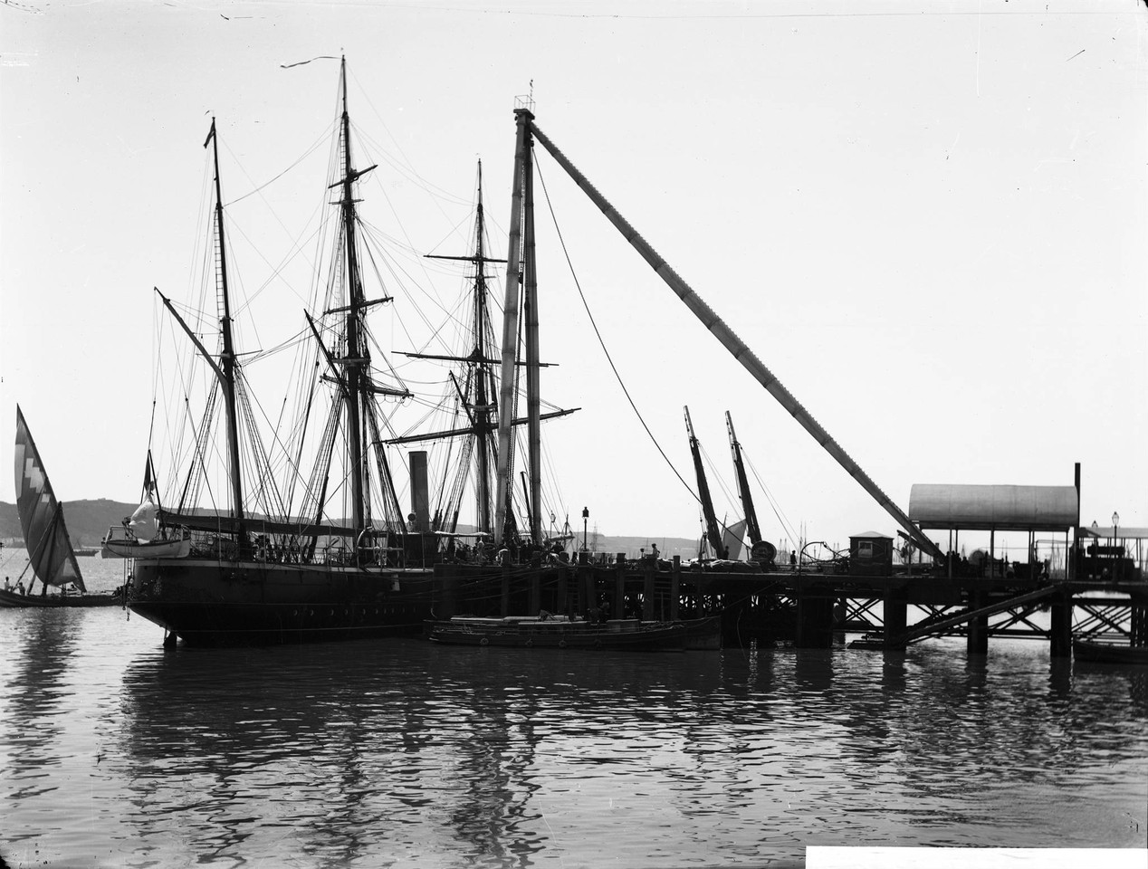 Corveta da armada portuguesa Mindello ancorada jun