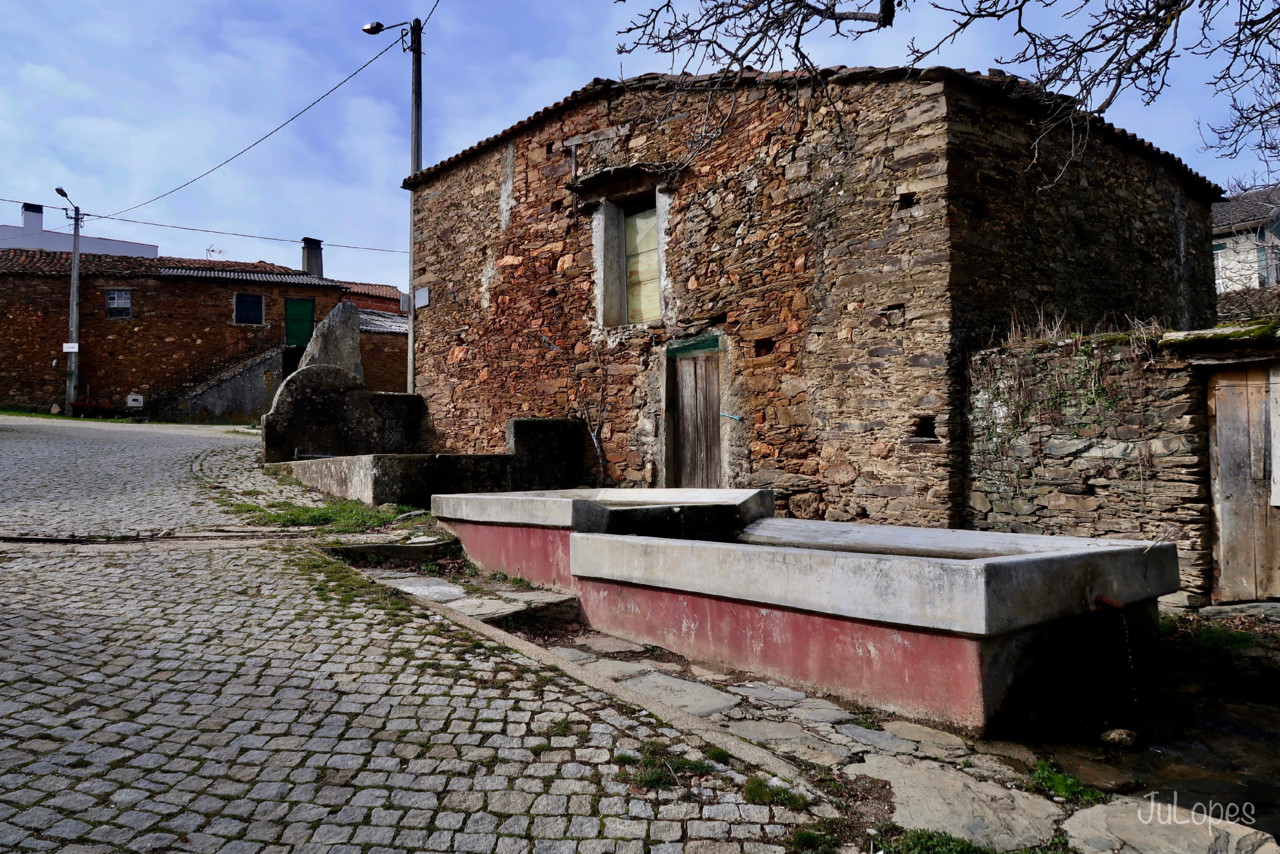 Tanque (chafariz) de Paçó de Rio Frio, Bragança - Fontes, bebedouros e ...