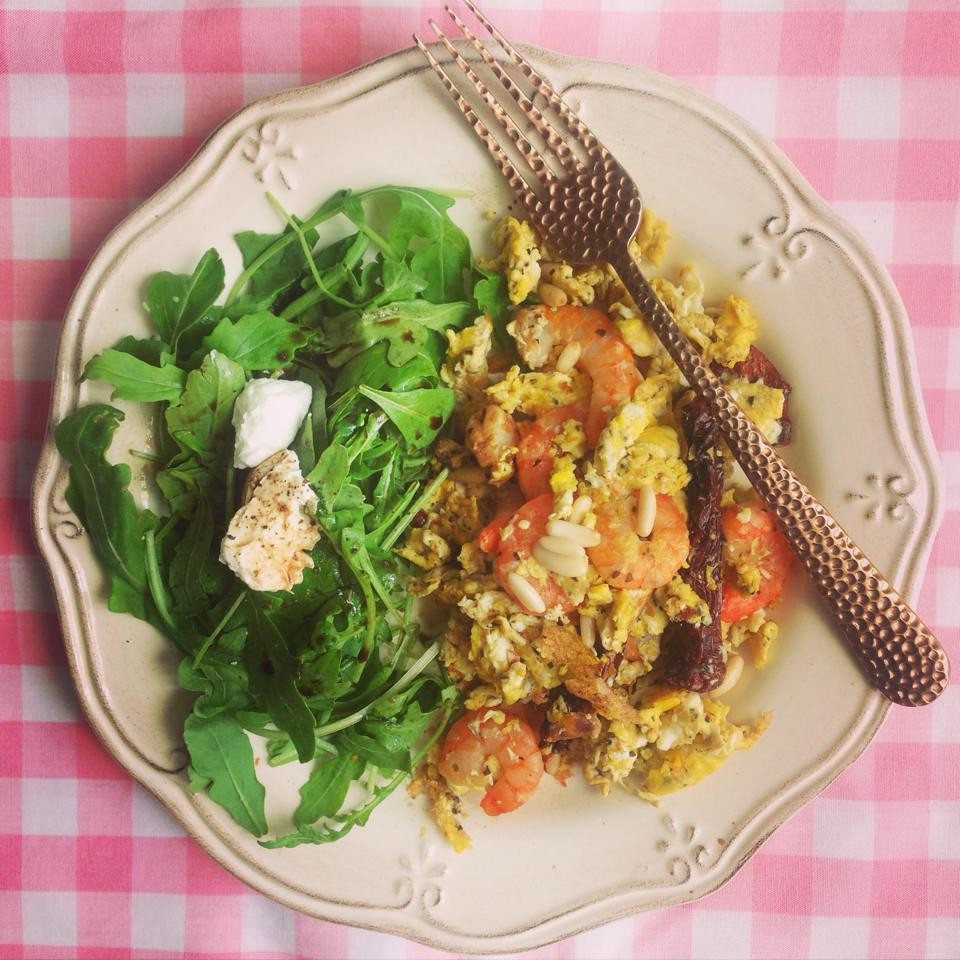 Ovos com camarão, tomate seco e pinhões..jpg