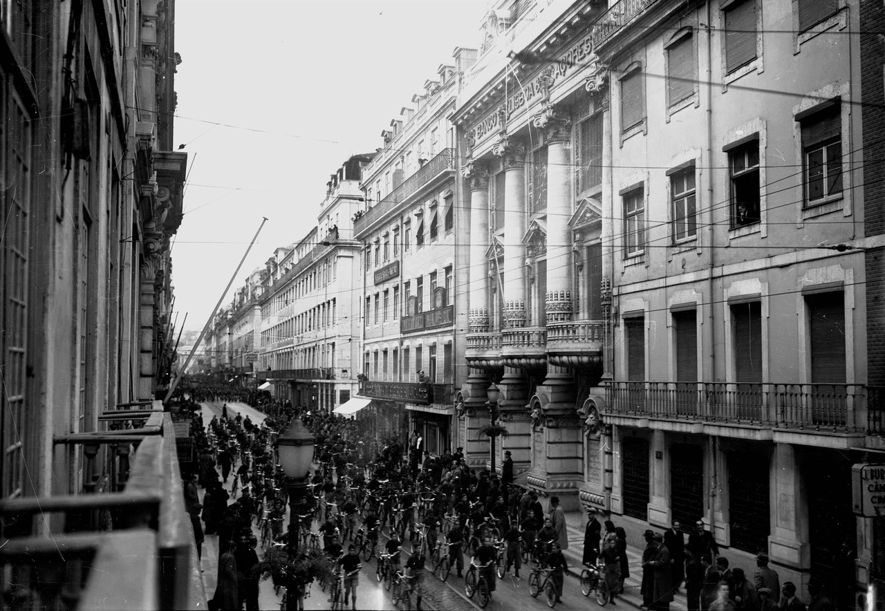 Prova de ciclismo perto do Banco Lisboa &amp; Açores,