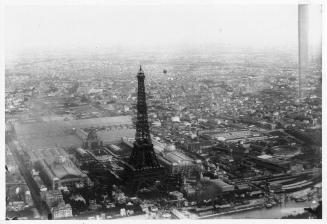 Torre Eiffel_Vue_aérienne_l&amp;#39;exposition_univer