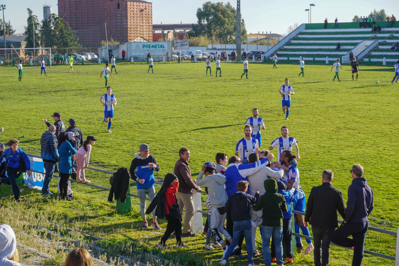 Jogadores do Lusitano repuseram a bola durante os festejos