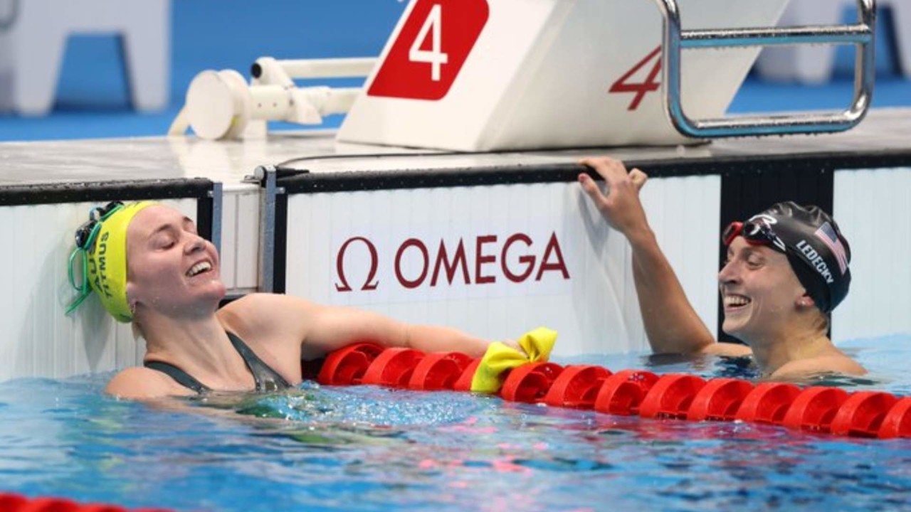 Ariarne Titmus e Katie Ledecky após a prova