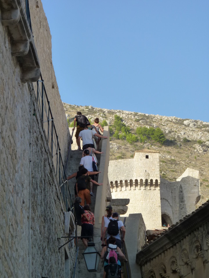 Dubrovnik subindo às muralhas.JPG