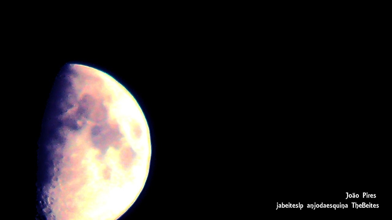 Quarto crescente da Lua a 30-8-2017.jpg