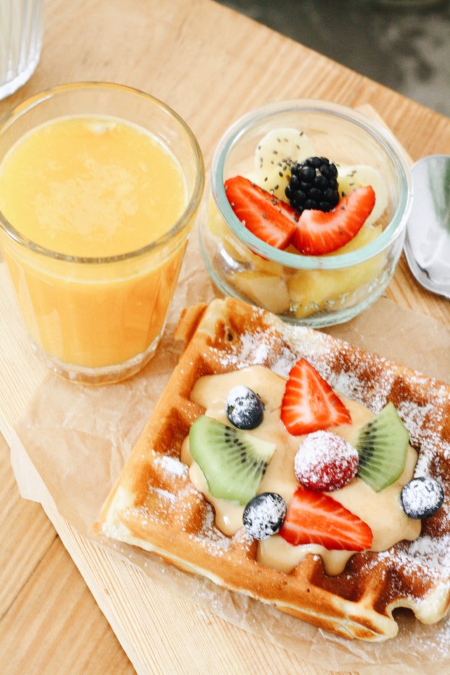 heim-cafe-waffle-fruta.jpg