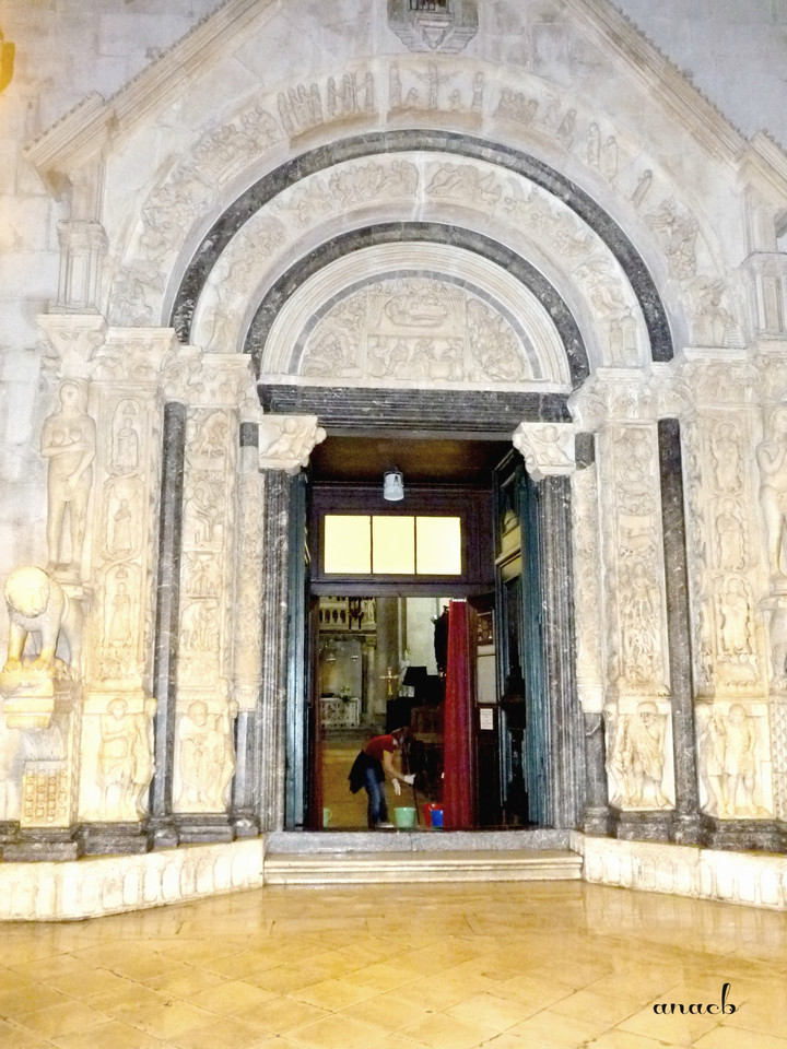 Trogir - portal of St. Lawrence's Cathedral - viaj