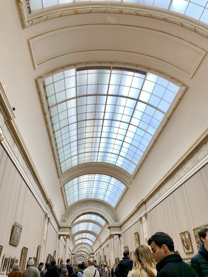 Interior do Louvre.jpg