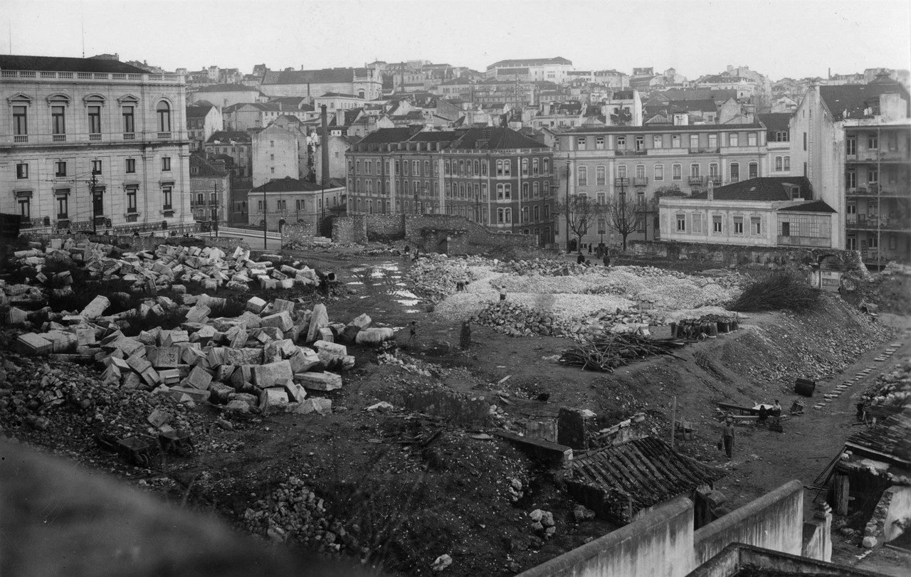 Pedras provenientes da demolição do Arco de São
