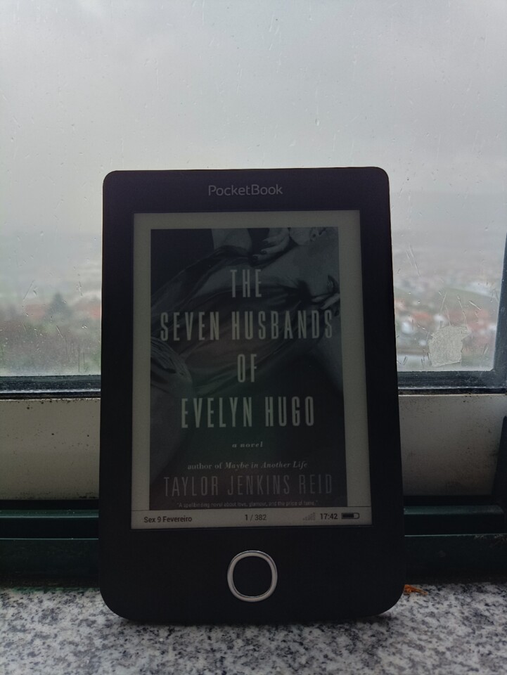 Capa do livro The Seven Husbands of Evelyn Hugo de Taylor Jenkins Reid