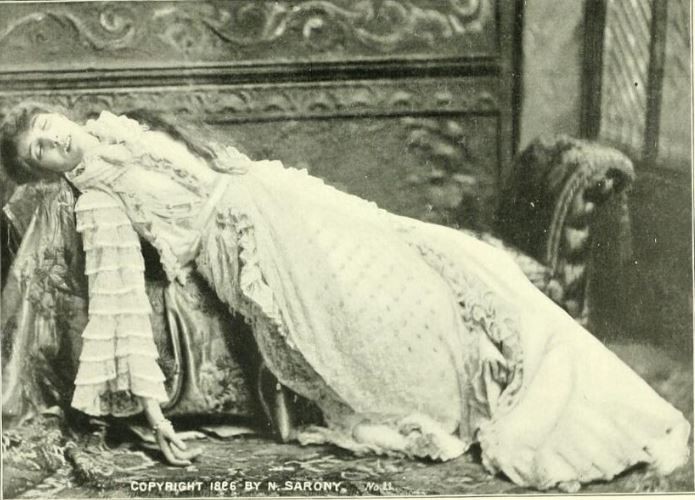 sarah damas das camelias.JPG