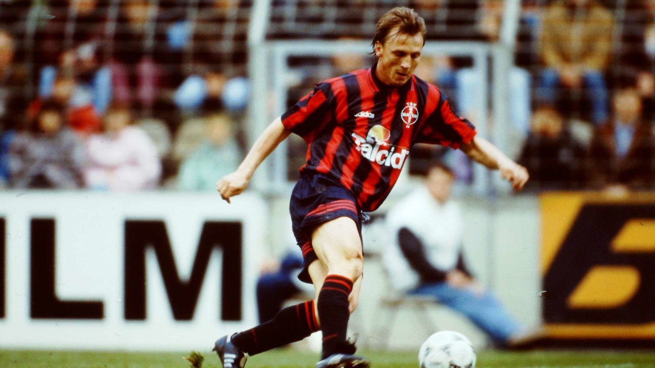 Andreas Thom ao serviço do Leverkusen Andreas Thom ao serviço do Leverkusen