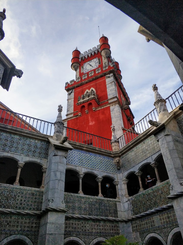 Relógio monumental da torre do Palácio da Pena.j